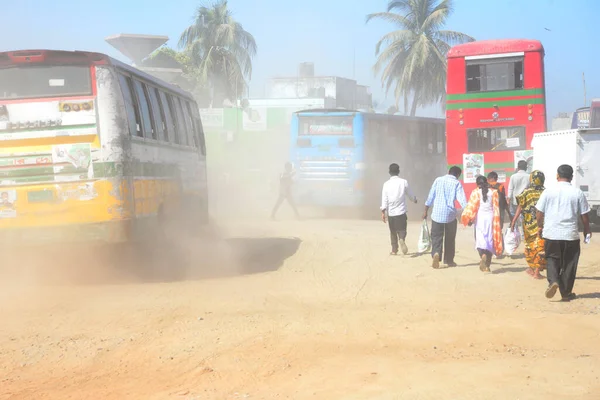 12 Kasım 2020 'de Bangladeş' in Dhaka kentindeki tozlu bir yolda insanlar yürür. Dhaka şehrinin kliması, şehrin pek çok kesimindeki yeni yol inşaatları nedeniyle son iki yıldır endişe verici bir hızla günden güne kötüleşiyor..