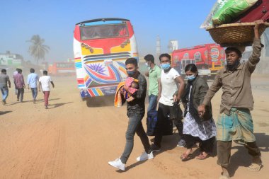 12 Kasım 2020 'de Bangladeş' in Dhaka kentindeki tozlu bir yolda insanlar yürür. Dhaka şehrinin kliması, şehrin pek çok kesimindeki yeni yol inşaatları nedeniyle son iki yıldır endişe verici bir hızla günden güne kötüleşiyor..