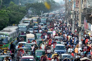 20 Kasım 2020 'de Bangladeş' in Dhaka kentindeki COVID-19 Coronavirus salgınının ortasında, banliyö halkı trafik sıkışıklığından geçiyor.