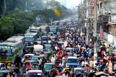 20 Kasım 2020 'de Bangladeş' in Dhaka kentindeki COVID-19 Coronavirus salgınının ortasında, banliyö halkı trafik sıkışıklığından geçiyor.