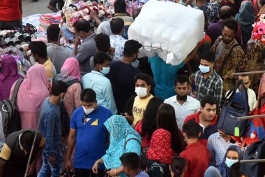 İnsanlar ihtiyaçlarını satın almak için 20 Kasım 2020 'de Dhaka, Bangladeş' teki COVID-19 Coronavirüs salgını sırasında bir markette toplandılar.