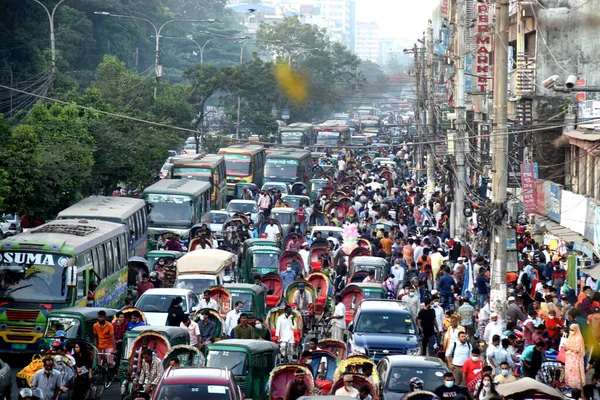 20 Kasım 2020 'de Bangladeş' in Dhaka kentindeki COVID-19 Coronavirus salgınının ortasında, banliyö halkı trafik sıkışıklığından geçiyor.