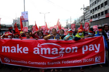 Giyim işçileri, dünyanın önde gelen dijital perakendecisi Amazon.com 'a karşı 27 Kasım 2020' de Dhaka 'daki tüm Amazon tedarik zinciri işçilerinin adil ücret ve sendika hakları talep eden bir protesto mitingi düzenledi.