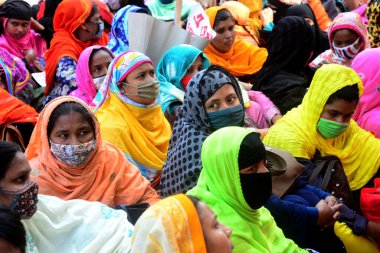 A One BD 'nin giyim işçileri, 1 Aralık 2020' de Bangladeş 'in Dhaka kentinde 11 aylık vadesi dolmak üzere olan Çalışma Bakanlığı önünde bir gösteri düzenlediler..