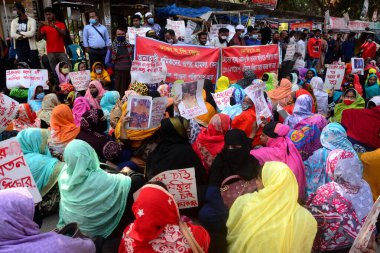 A One BD 'nin giyim işçileri, 1 Aralık 2020' de Bangladeş 'in Dhaka kentinde 11 aylık vadesi dolmak üzere olan Çalışma Bakanlığı önünde bir gösteri düzenlediler..