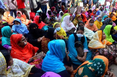 A One BD 'nin giyim işçileri, 1 Aralık 2020' de Bangladeş 'in Dhaka kentinde 11 aylık vadesi dolmak üzere olan Çalışma Bakanlığı önünde bir gösteri düzenlediler..