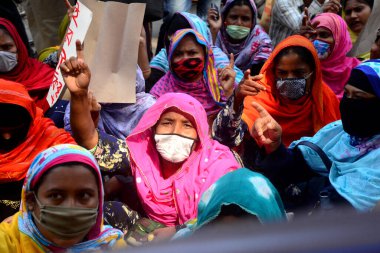 A One BD 'nin giyim işçileri, 1 Aralık 2020' de Bangladeş 'in Dhaka kentinde 11 aylık vadesi dolmak üzere olan Çalışma Bakanlığı önünde bir gösteri düzenlediler..