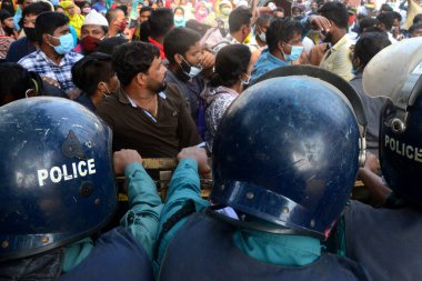 A One BD 'nin giyim işçileri, 1 Aralık 2020' de Bangladeş 'in Dhaka kentinde 11 aylık vadesi dolmak üzere olan Çalışma Bakanlığı önünde bir gösteri düzenlediler..