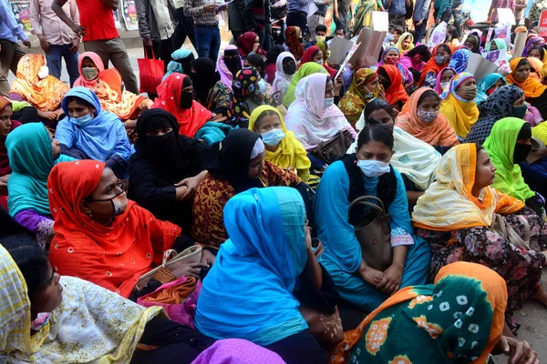 A One BD 'nin giyim işçileri, 1 Aralık 2020' de Bangladeş 'in Dhaka kentinde 11 aylık vadesi dolmak üzere olan Çalışma Bakanlığı önünde bir gösteri düzenlediler..