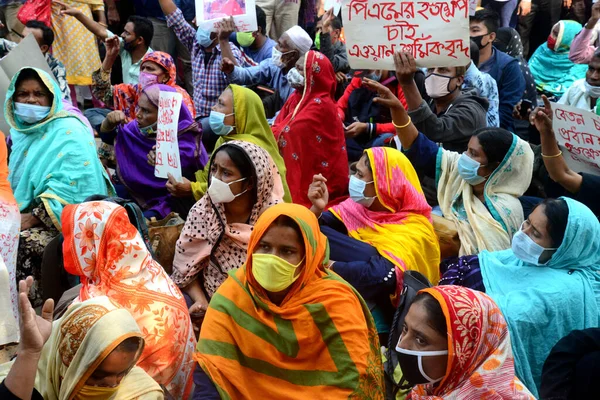 A One BD 'nin giyim işçileri, 1 Aralık 2020' de Bangladeş 'in Dhaka kentinde 11 aylık vadesi dolmak üzere olan Çalışma Bakanlığı önünde bir gösteri düzenlediler..