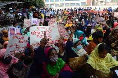 A One BD 'nin giyim işçileri, 1 Aralık 2020' de Bangladeş 'in Dhaka kentinde 11 aylık vadesi dolmak üzere olan Çalışma Bakanlığı önünde bir gösteri düzenlediler..