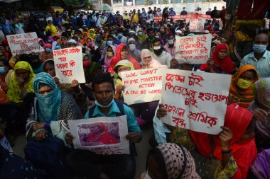 A One BD 'nin giyim işçileri, 1 Aralık 2020' de Bangladeş 'in Dhaka kentinde 11 aylık vadesi dolmak üzere olan Çalışma Bakanlığı önünde bir gösteri düzenlediler..