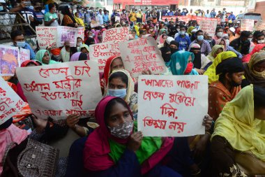 A One BD 'nin giyim işçileri, 1 Aralık 2020' de Bangladeş 'in Dhaka kentinde 11 aylık vadesi dolmak üzere olan Çalışma Bakanlığı önünde bir gösteri düzenlediler..