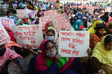 A One BD 'nin giyim işçileri, 1 Aralık 2020' de Bangladeş 'in Dhaka kentinde 11 aylık vadesi dolmak üzere olan Çalışma Bakanlığı önünde bir gösteri düzenlediler..