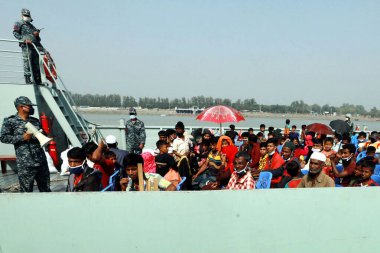 Rohingya mültecileri Bangladeş 'in Chittagong, Bangladeş' teki Bhashan Char adasına nakledilmek üzere 4 Aralık 2020 'de bir Bangladeş donanma gemisine biniyorlar. - Bangladeş, yüzlerce Rohingya mültecisini Perşembe günü düşük seviyeli bir adaya transfer etmeye başladı..