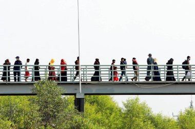 Rohingya mültecileri Bangladeş 'in Chittagong, Bangladeş' teki Bhashan Char adasına nakledilmek üzere 4 Aralık 2020 'de bir Bangladeş donanma gemisine binmek için sırada bekliyorlar. - Bangladeş yüzlerce Rohingyalı mülteciyi alçak bir adaya nakletmeye başladı..