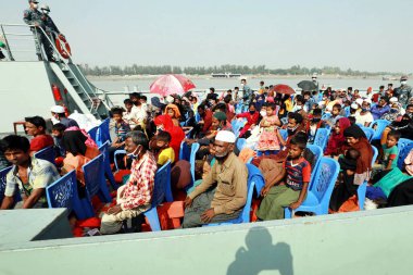 Rohingya mültecileri Bangladeş 'in Chittagong, Bangladeş' teki Bhashan Char adasına nakledilmek üzere 4 Aralık 2020 'de bir Bangladeş donanma gemisine biniyorlar. - Bangladeş, yüzlerce Rohingya mültecisini Perşembe günü düşük seviyeli bir adaya transfer etmeye başladı..