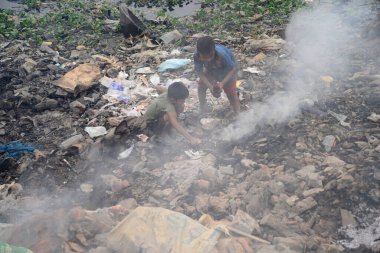 6 Aralık 2020 'de Bangladeş' in Dhaka kentindeki Buriganga Nehri 'nin kıyısında çöp yakarak oynayan çocuklar zehirli dumanlar yarattılar. Dhaka dünyanın en kirli şehirlerinden biri olarak sıralamaya devam ediyor..
