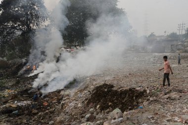 6 Aralık 2020 'de Bangladeş' in Dhaka kentindeki Buriganga Nehri 'nin kıyısında çöp yakarak oynayan çocuklar zehirli dumanlar yarattılar. Dhaka dünyanın en kirli şehirlerinden biri olarak sıralamaya devam ediyor..