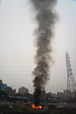 6 Aralık 2020 'de Bangladeş' in Dhaka kentindeki Buriganga Nehri 'nin kıyısında çöp yakarak oynayan çocuklar zehirli dumanlar yarattılar. Dhaka dünyanın en kirli şehirlerinden biri olarak sıralamaya devam ediyor..