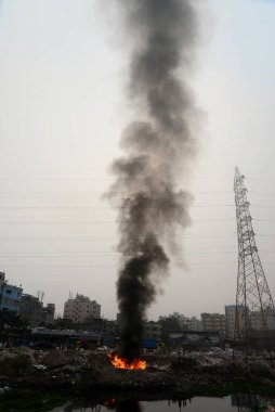 6 Aralık 2020 'de Bangladeş' in Dhaka kentindeki Buriganga Nehri 'nin kıyısında çöp yakarak oynayan çocuklar zehirli dumanlar yarattılar. Dhaka dünyanın en kirli şehirlerinden biri olarak sıralamaya devam ediyor..