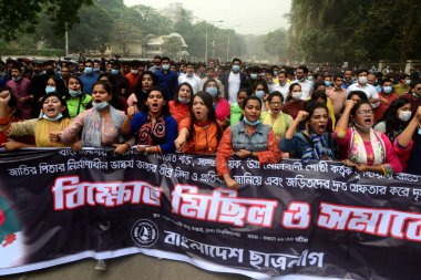 İktidar partisi Awami Ligi 'nin öğrenci kanatları olan Chhatra Ligi aktivistleri, 6 Aralık 2020' de Dhaka 'daki Kushtia şehrindeki Şeyh Müjibur Rahmanin' in heykelciliğinin yıkımına karşı bir protesto mitingi düzenledi.