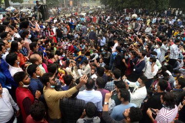 İktidar partisi Awami Ligi 'nin öğrenci kanatları olan Chhatra Ligi aktivistleri, 6 Aralık 2020' de Dhaka 'daki Kushtia şehrindeki Şeyh Müjibur Rahmanin' in heykelciliğinin yıkımına karşı bir protesto mitingi düzenledi.