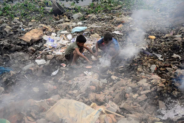 Crianças Brincando Como Queimaduras Lixo Criam Fumaça Tóxica Margem Rio — Fotografia de Stock