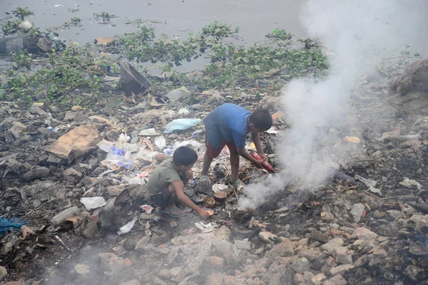 Crianças Brincando Como Queimaduras Lixo Criam Fumaça Tóxica Margem Rio — Fotografia de Stock