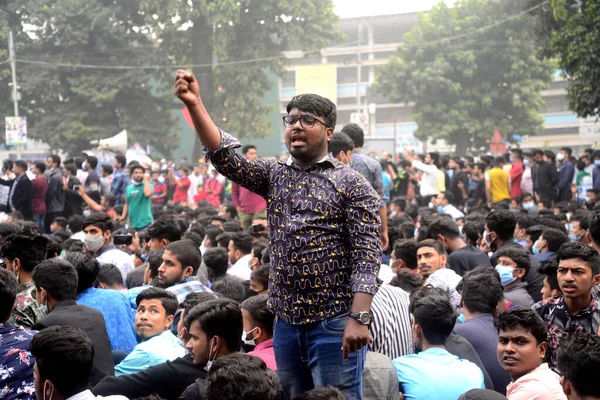 执政党人民联盟的学生分会Chhatra League的积极分子于2020年12月6日在达卡的Kushtia市举行抗议活动 抗议对国父Bangabandhu Sheikh Mujibur Rahmanin雕塑的破坏 — 图库照片