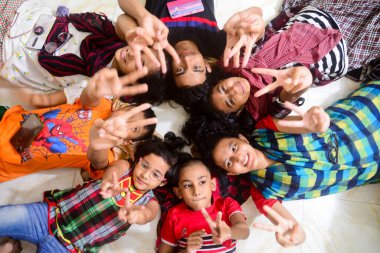 2 Ocak 2021 'de Dhaka, Bangladeş' teki COVID-19 Coronavirus salgını sırasında çocuklar evlerinde fotoğraf için poz verdiler.