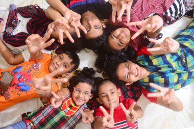 2 Ocak 2021 'de Dhaka, Bangladeş' teki COVID-19 Coronavirus salgını sırasında çocuklar evlerinde fotoğraf için poz verdiler.