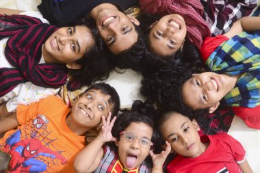 2 Ocak 2021 'de Dhaka, Bangladeş' teki COVID-19 Coronavirus salgını sırasında çocuklar evlerinde fotoğraf için poz verdiler.