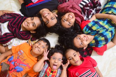 2 Ocak 2021 'de Dhaka, Bangladeş' teki COVID-19 Coronavirus salgını sırasında çocuklar evlerinde fotoğraf için poz verdiler.