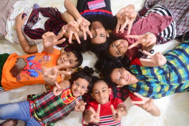 2 Ocak 2021 'de Dhaka, Bangladeş' teki COVID-19 Coronavirus salgını sırasında çocuklar evlerinde fotoğraf için poz verdiler.