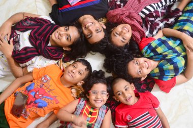 2 Ocak 2021 'de Dhaka, Bangladeş' teki COVID-19 Coronavirus salgını sırasında çocuklar evlerinde fotoğraf için poz verdiler.