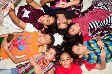 2 Ocak 2021 'de Dhaka, Bangladeş' teki COVID-19 Coronavirus salgını sırasında çocuklar evlerinde fotoğraf için poz verdiler.