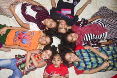 2 Ocak 2021 'de Dhaka, Bangladeş' teki COVID-19 Coronavirus salgını sırasında çocuklar evlerinde fotoğraf için poz verdiler.