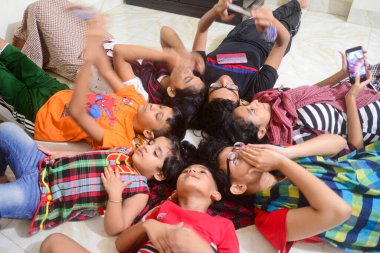 2 Ocak 2021 'de Dhaka, Bangladeş' teki COVID-19 Coronavirus salgını sırasında çocuklar evlerinde fotoğraf için poz verdiler.