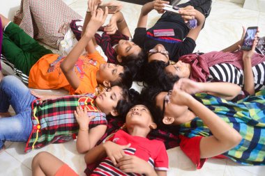 2 Ocak 2021 'de Dhaka, Bangladeş' teki COVID-19 Coronavirus salgını sırasında çocuklar evlerinde fotoğraf için poz verdiler.