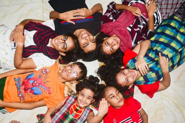 2 Ocak 2021 'de Dhaka, Bangladeş' teki COVID-19 Coronavirus salgını sırasında çocuklar evlerinde fotoğraf için poz verdiler.