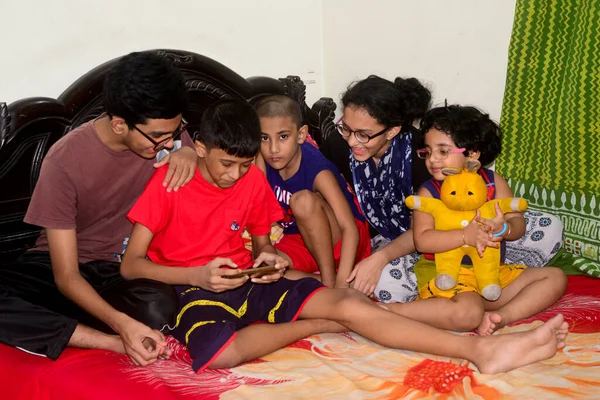 Діти Які Користуються Мобільним Телефоном Гри Ігри Вдома Під Час — стокове фото