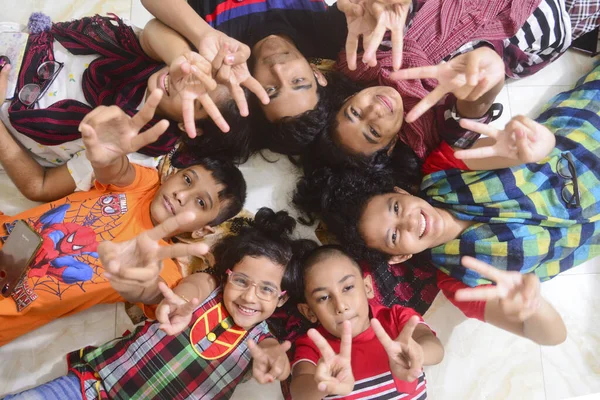 2 Ocak 2021 'de Dhaka, Bangladeş' teki COVID-19 Coronavirus salgını sırasında çocuklar evlerinde fotoğraf için poz verdiler.