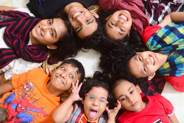 2 Ocak 2021 'de Dhaka, Bangladeş' teki COVID-19 Coronavirus salgını sırasında çocuklar evlerinde fotoğraf için poz verdiler.