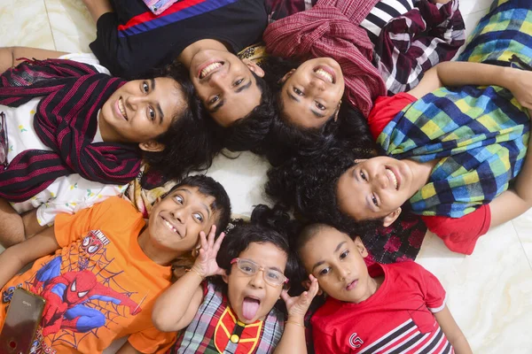 2 Ocak 2021 'de Dhaka, Bangladeş' teki COVID-19 Coronavirus salgını sırasında çocuklar evlerinde fotoğraf için poz verdiler.
