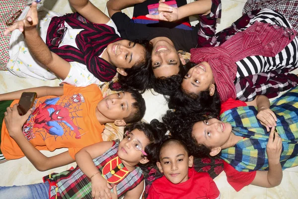 2 Ocak 2021 'de Dhaka, Bangladeş' teki COVID-19 Coronavirus salgını sırasında çocuklar evlerinde fotoğraf için poz verdiler.