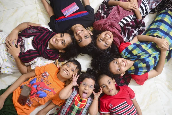 2 Ocak 2021 'de Dhaka, Bangladeş' teki COVID-19 Coronavirus salgını sırasında çocuklar evlerinde fotoğraf için poz verdiler.
