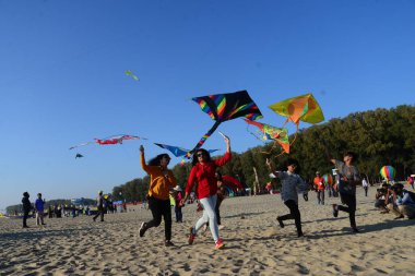 Bangladeş 'teki Coxs Bazar plajındaki Uçurtma Festivali' nde katılımcı renkli uçurtmalar. 1 Şubat 2019 'da Bangladeş Kite Federasyonu tarafından Bangladeş' in başkenti Cox 's Bazar' da düzenlenen Ulusal Uçurtma Festivali 2019. 