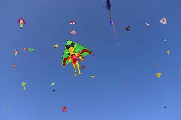 Participante Volando Cometas Colores Evento Del Festival Cometas Playa Coxs — Foto de Stock