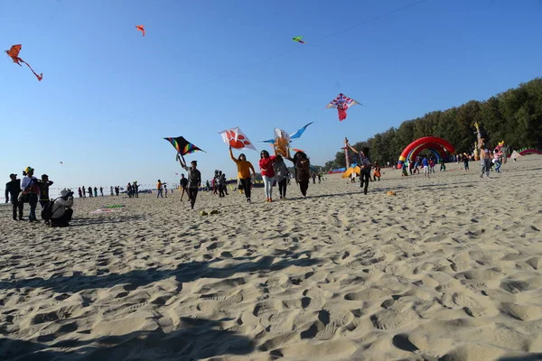 Účastník Létání Barevných Draků Akci Drak Festival Coxs Bazar Beach — Stock fotografie